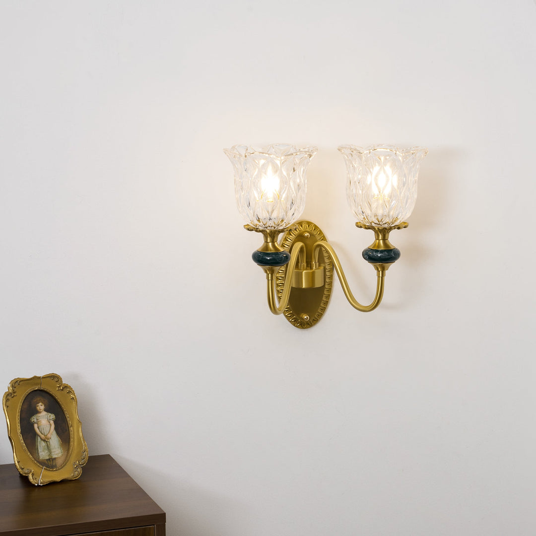 Elegancka lampa Dieppe. Mosiądz i ceramika. Ponadczasowa klasyka.