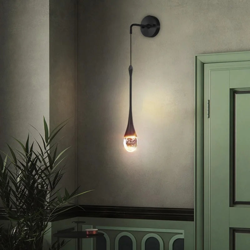 Nowoczesny kinkiet LED „Kropla Wody” w złotym wykończeniu. Elegancka lampa ścienna szklana.