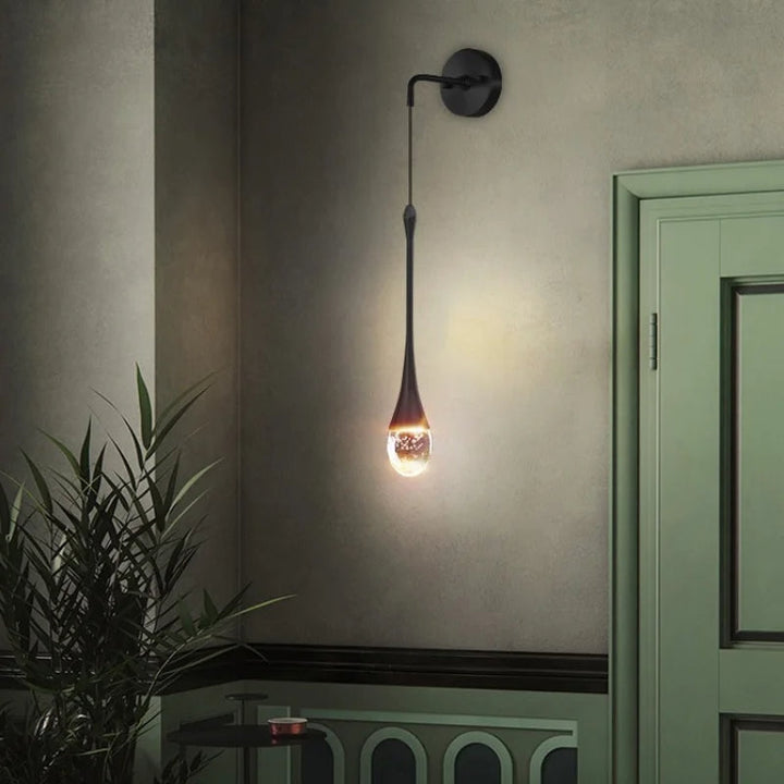 Nowoczesny kinkiet LED „Kropla Wody” w złotym wykończeniu. Elegancka lampa ścienna szklana.