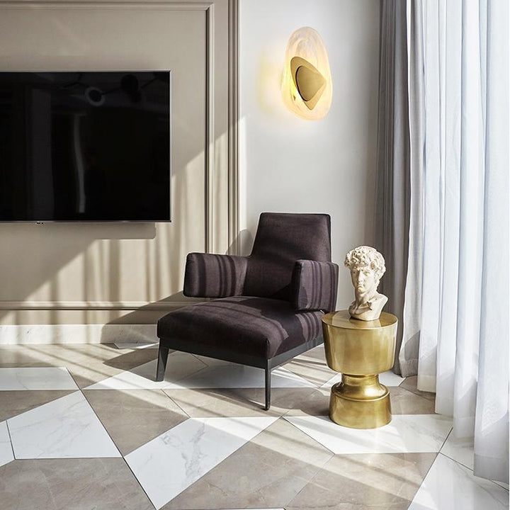 Elegancki kinkiet LED Nordic, designerska lampa ścienna w stylu skandynawskim do salonu lub sypialni.