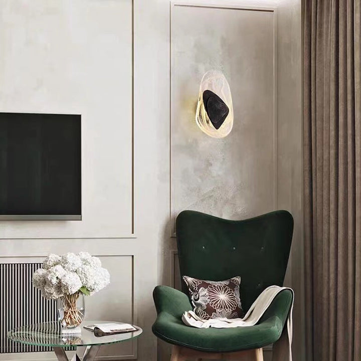 Designerski kinkiet LED w stylu nordyckim, elegancka lampa ścienna z akcentami kryształowymi.