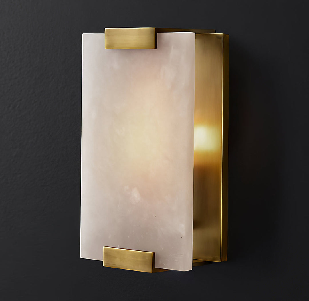 Lampa ścienna retro Roux Alabaster, biały klosz, mosiądz, idealna do gabinetu.