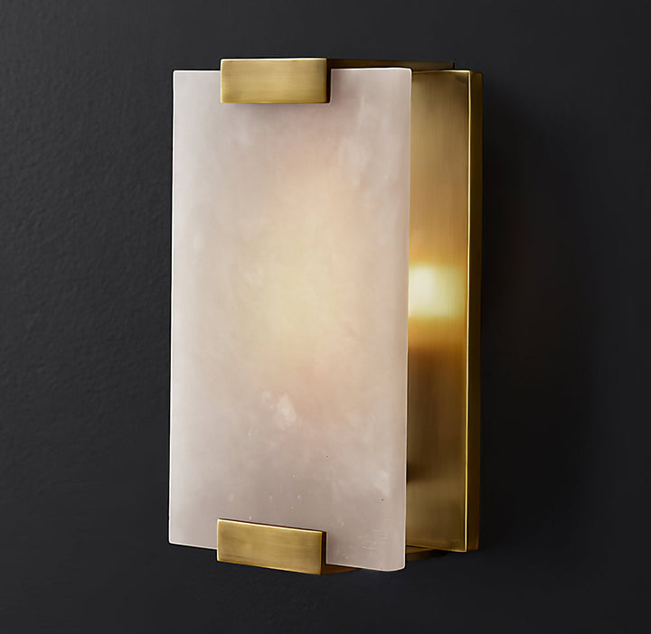 Lampa ścienna retro Roux Alabaster, biały klosz, mosiądz, idealna do gabinetu.