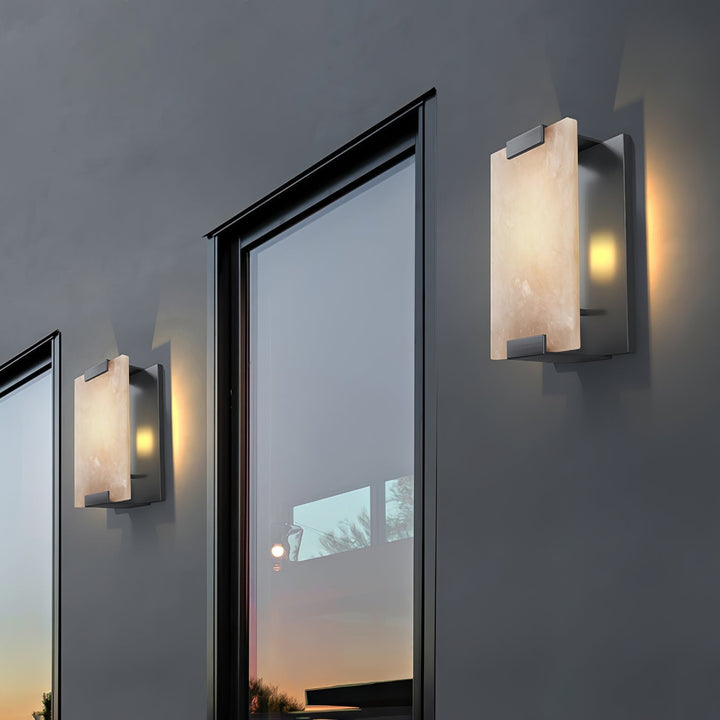 Biały alabastrowy kinkiet Roux, minimalistyczny design, elegancka lampa ścienna.