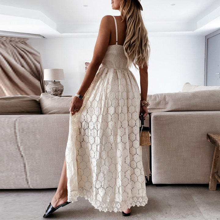Biały kombinezon letni damski boho, elegancki, z długim koronkowym trenem. Stylowy strój wieczorowy.