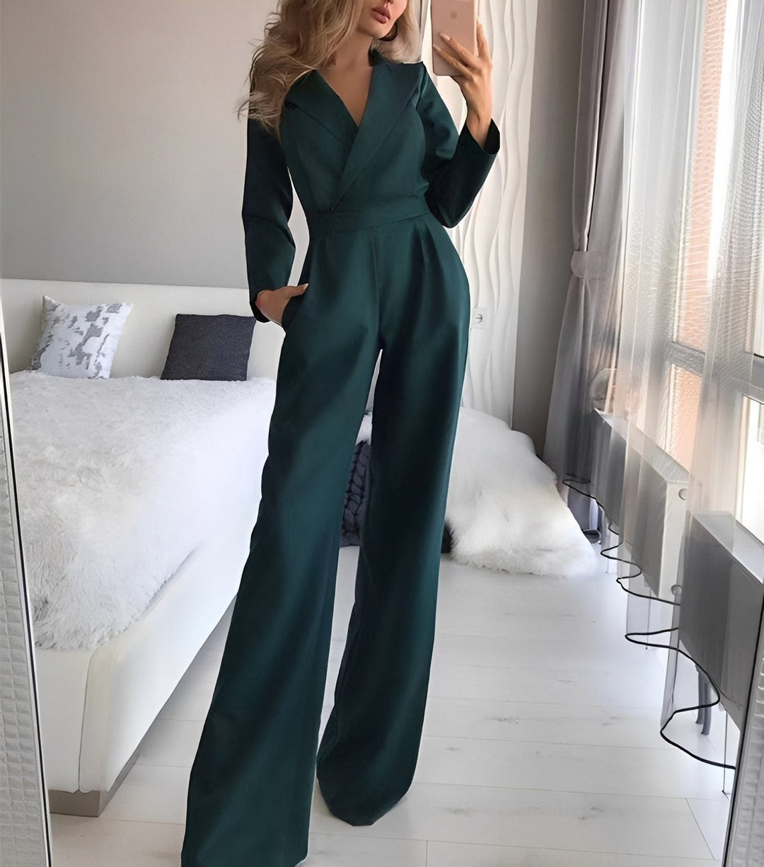 Szykowny kombinezon damski Holly. Wąski krój i elegancki styl, idealny na wieczór i specjalne okazje.
