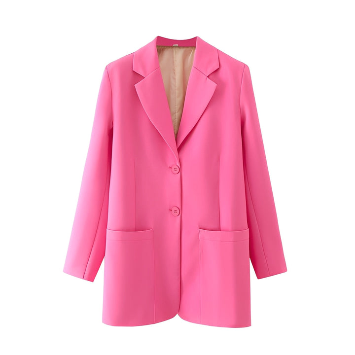 Modny różowy blazer damski w luźnym kroju. Stylowa marynarka damska na wiosnę i lato, dodatek do casualowych outfitów.