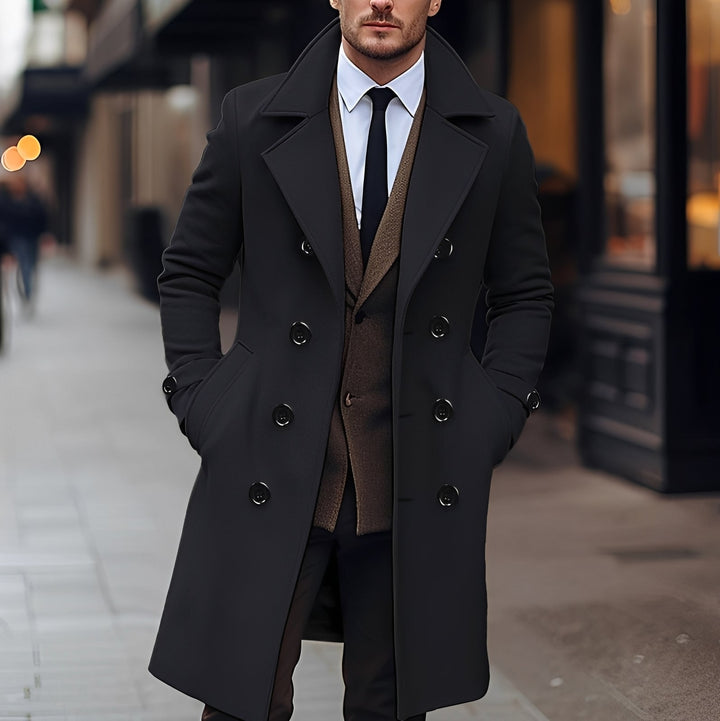 Klasyczny czarny płaszcz męski dwurzędowy. Idealny na zimę, elegancki dodatek do formalnej i casualowej stylizacji.