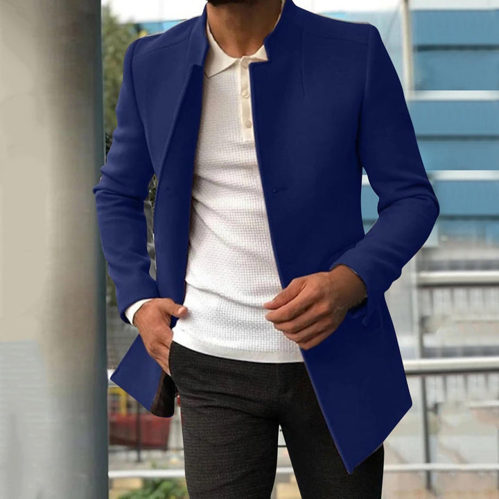 Elegancki męski płaszcz jesienno-zimowy, klasyczny styl, idealny na chłodne dni. Moda męska.