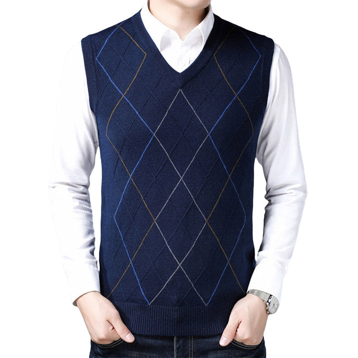 Klasyczna kamizelka męska w kratę z dekoltem V. Elegancki sweter bez rękawów, modny dodatek do męskiej garderoby.