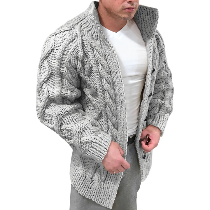 Ciepły męski sweter w serek, komfortowy i elegancki. Doskonały do jesiennych oraz zimowych outfitów. Odzież męska.