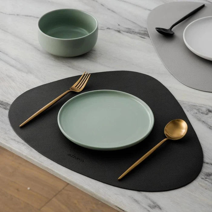 Nowoczesny widelec z matowego metalu o minimalistycznym designie, część eleganckiego zestawu sztućców.