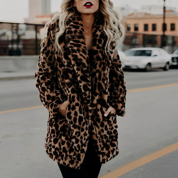 Ciepły zimowy płaszcz damski w modną panterkę. Stylowa odzież wierzchnia idealna do casual i streetwear.