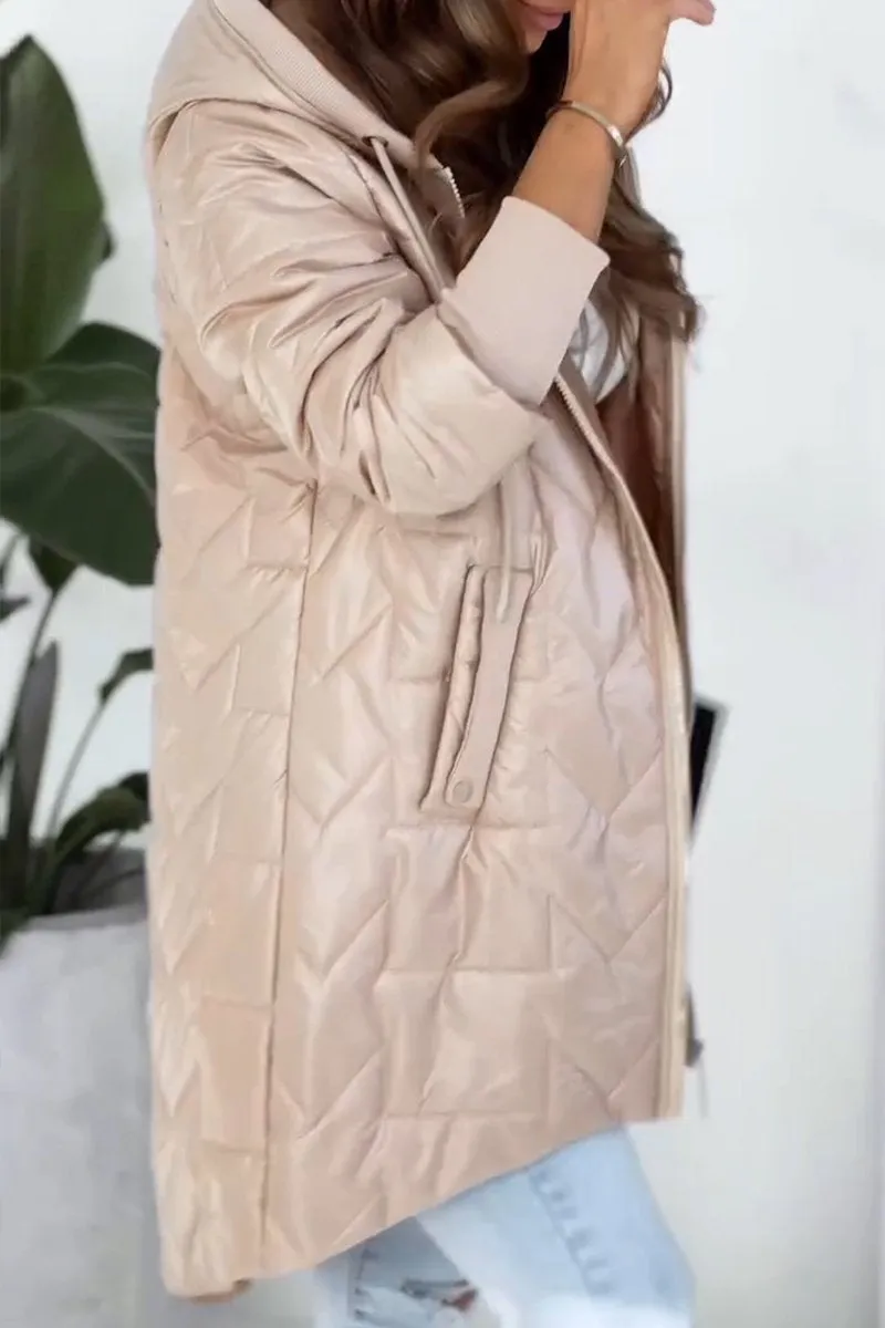 Modny płaszcz damski na zimę, elegancki krój z kapturem, zapewniający komfort i styl.