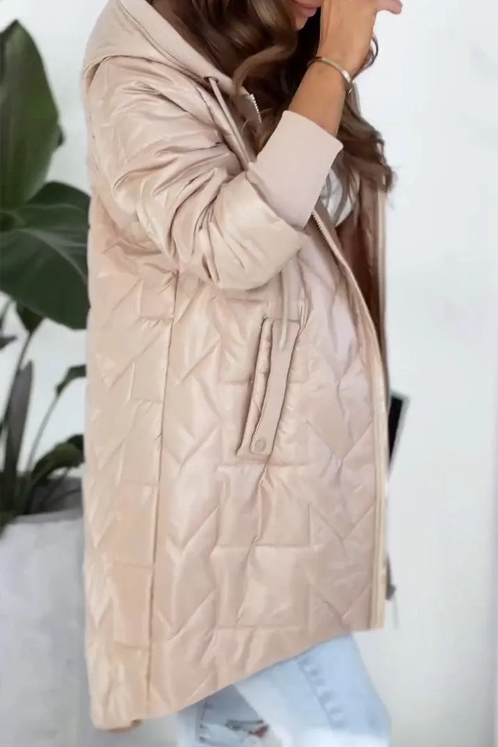 Modny płaszcz damski na zimę, elegancki krój z kapturem, zapewniający komfort i styl.