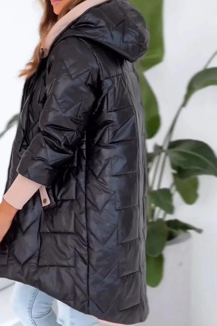 Damski płaszcz zimowy z kapturem, stylowy i praktyczny, must-have w damskiej modzie na zimę.