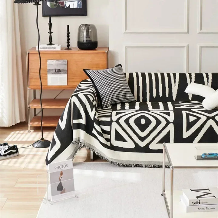 Nowoczesny pokrowiec na sofę odświeża salon, nadaje styl boho. Zapewnia czystość i nową aranżację wnętrza.