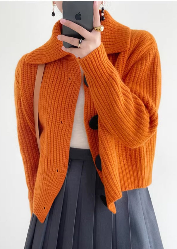 Stylowy sweter damski z guzikami i kołnierzykiem Peter Pan, w modnym pomarańczowym kolorze, na zimę.