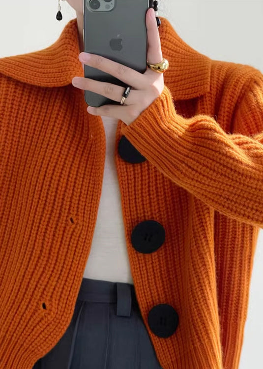 Damski sweter z kołnierzykiem Peter Pan i ozdobnymi guzikami. Elegancki kardigan na jesienne stylizacje.