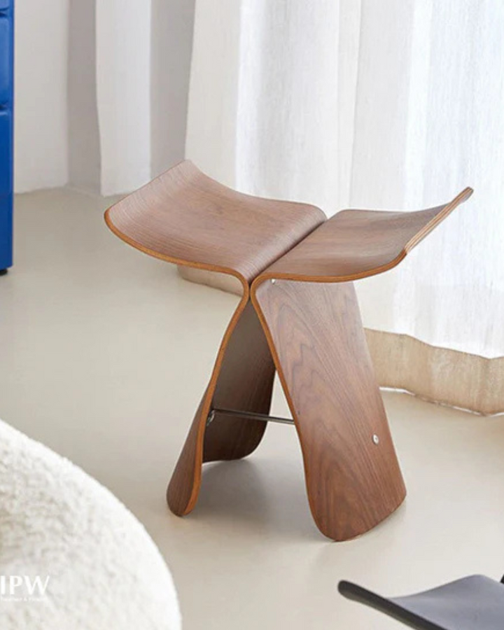Stolik boczny w kształcie motyla, czarny orzech, nowoczesny design, elegancki do sypialni.