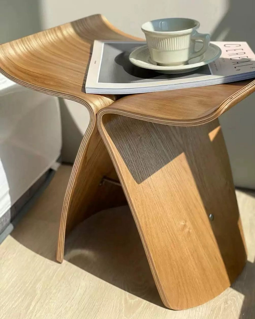 Unikatowy stolik boczny Motyl, drewno orzechowe, czarny, elegancki design, dekoracja wnętrz.