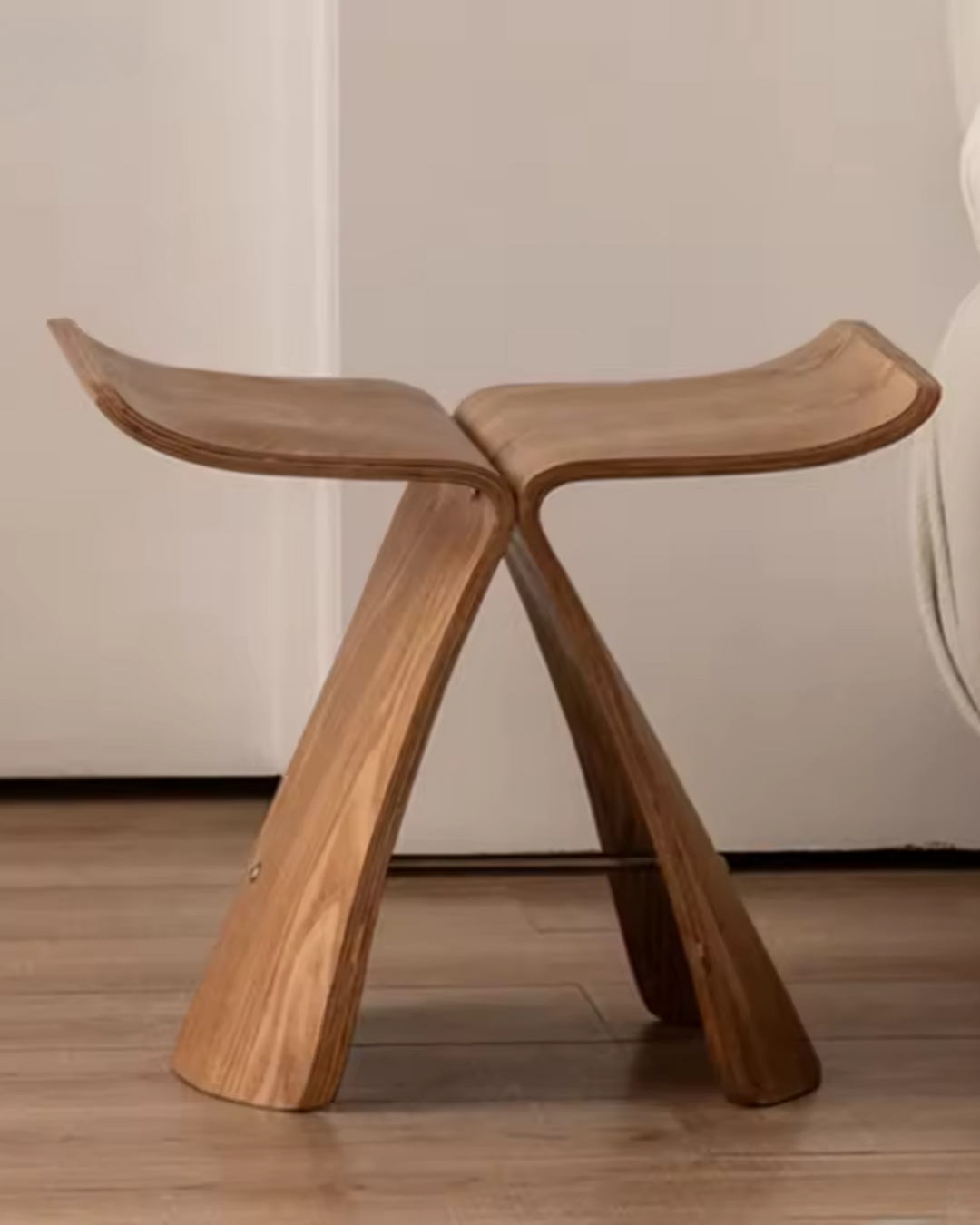 Stolik boczny Motyl, czarny dąb, nowoczesny mebel, elegancki akcent do każdego salonu.
