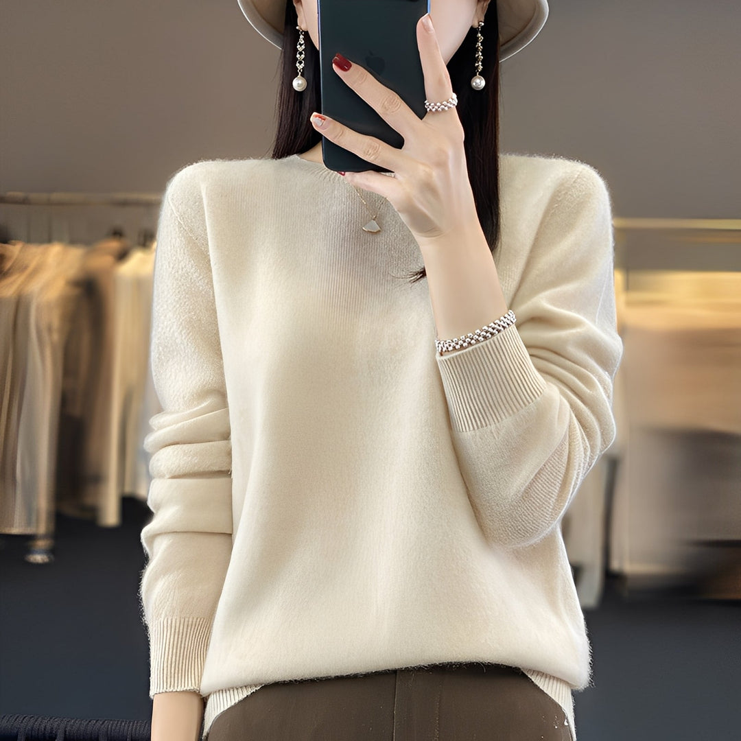 Elegancki sweter damski Cheyanne beżowy, idealny na jesień/zimę. Komfortowy, modny sweter z okrągłym dekoltem.