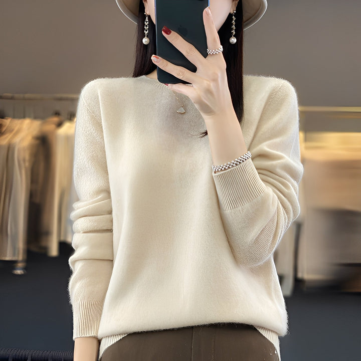 Elegancki sweter damski Cheyanne beżowy, idealny na jesień/zimę. Komfortowy, modny sweter z okrągłym dekoltem.