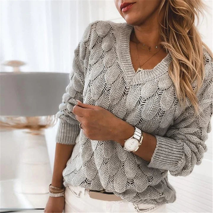 Elegancki sweter damski z dekoltem w serek. Wygodna odzież idealna na jesień i zimę.