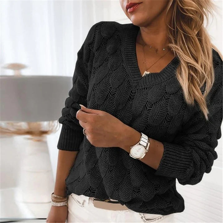 Modny sweter damski z dekoltem w serek. Must-have w damskiej garderobie, komfortowy i stylowy.