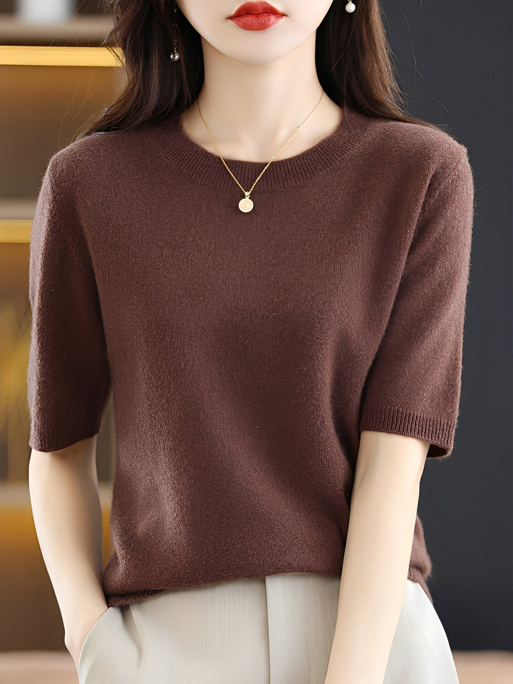 Elegancki sweter z krótkim rękawem na wiosnę, modny krój, podkreślający sylwetkę.