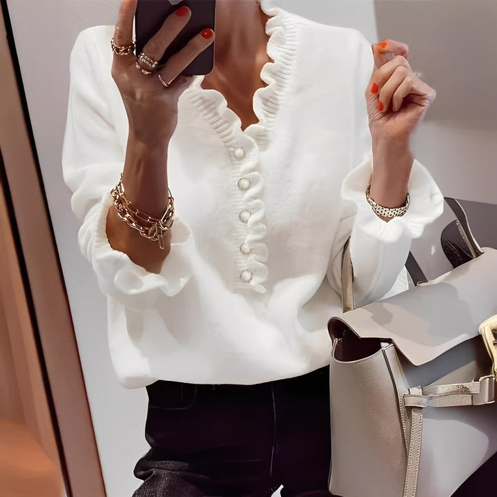 Elegancki sweter damski z ozdobnymi guzikami, idealny na jesień i zimę. Komfortowy, modny styl casual.