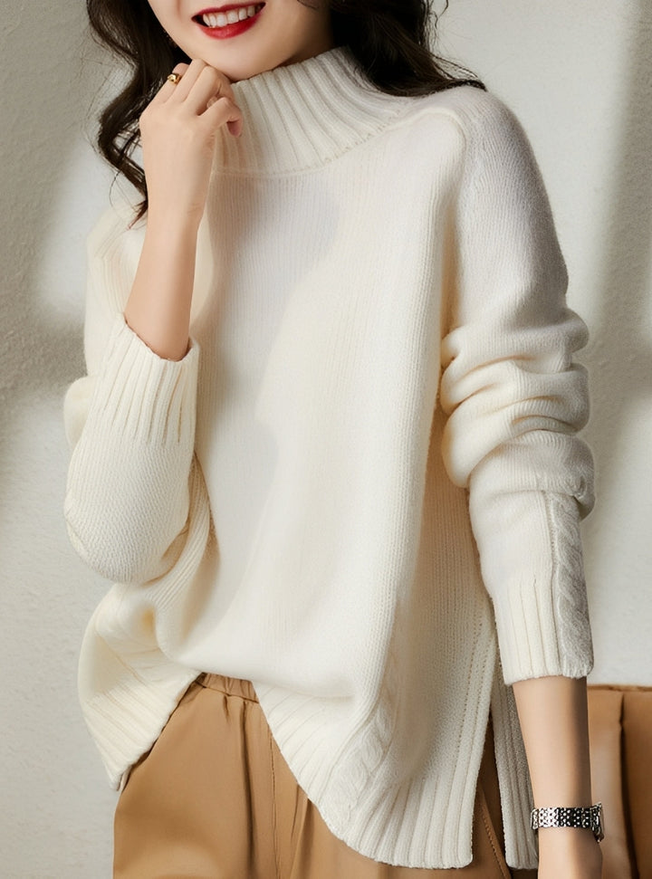 Wygodny damski sweter jesienno-zimowy z półgolfem i stylowymi rozcięciami. Klasyczny, casualowy look.