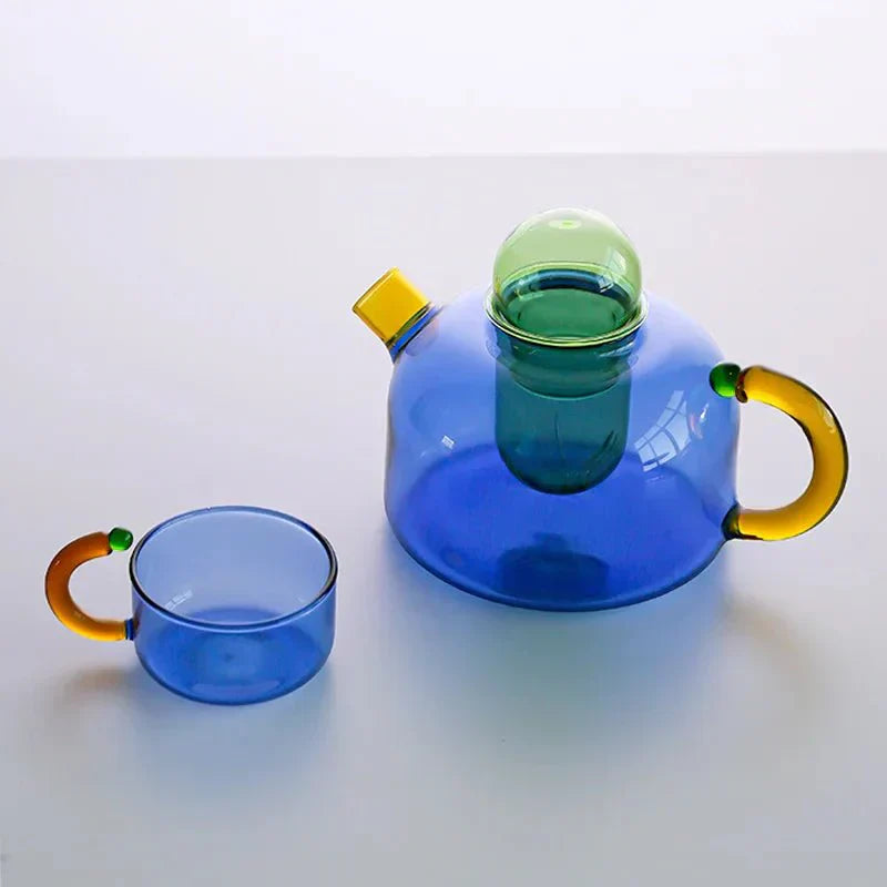 Nowoczesny szklany dzbanek do herbaty borokrzemowej i dwa kubki, elegancki design do domu.
