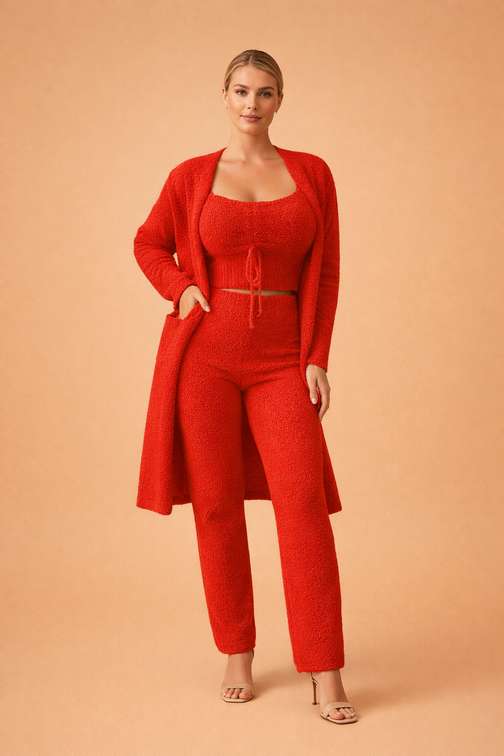 Trzyczęściowy damski komplet z kardiganem, topem i spodniami. Elegancki i modny must-have na chłodne dni.