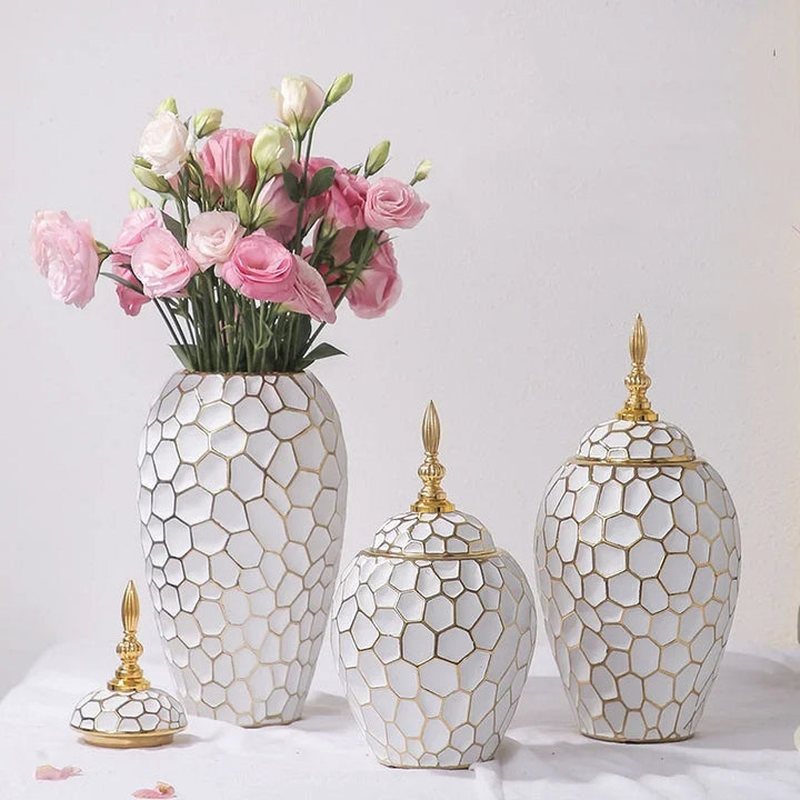 Elegancki wazon ceramiczny z złotym akcentem, idealny do nowoczesnych wnętrz i dekoracji.