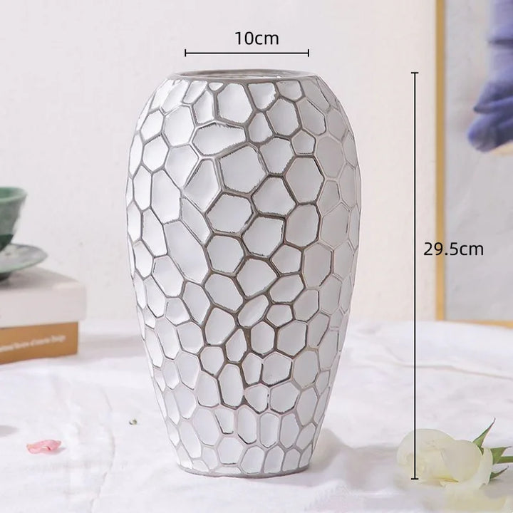 Wazon ceramiczny z delikatnym złotym akcentem, stylowa dekoracja na komodę lub półkę.