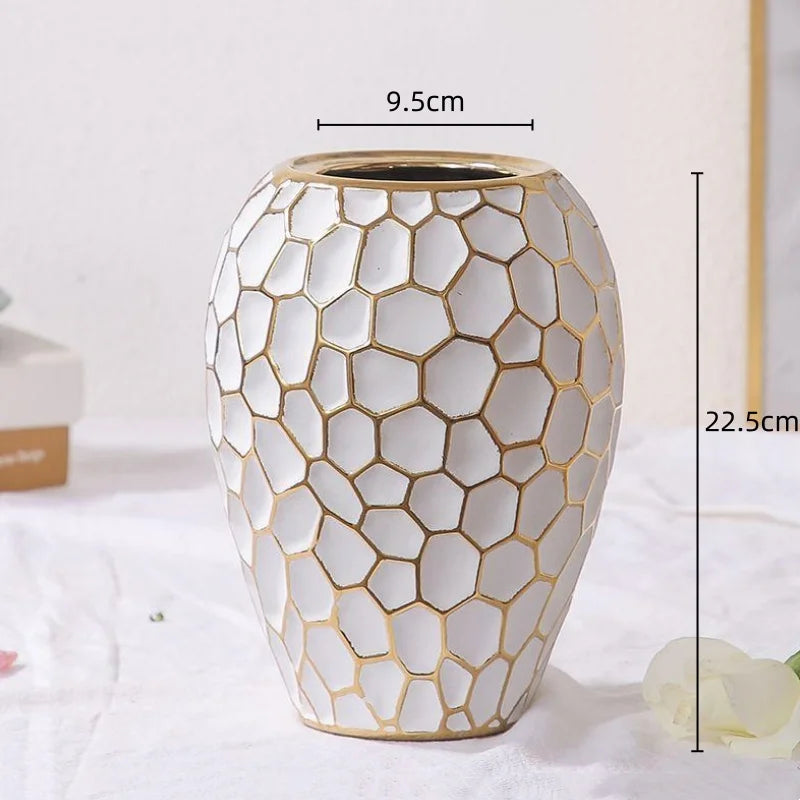 Uniwersalny ceramiczny wazon ze złotym detalem, idealny do różnych stylów wnętrz, dekoracja.