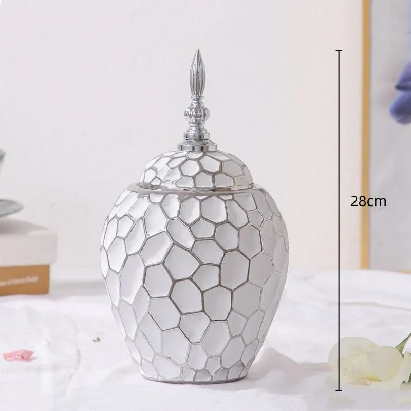 Solidny ceramiczny wazon ze złotym wykończeniem, trwała i elegancka dekoracja do domu.