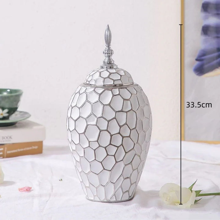 Uroczy ceramiczny wazon ze złotym ornamentem, dodający blasku każdej przestrzeni, ozdoba wnętrza.