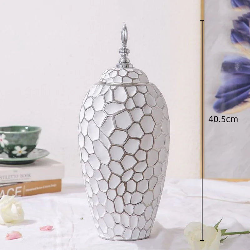 Wazon ceramiczny ze złotym akcentem, tworzący elegancką atmosferę w salonie, luksusowa dekoracja.