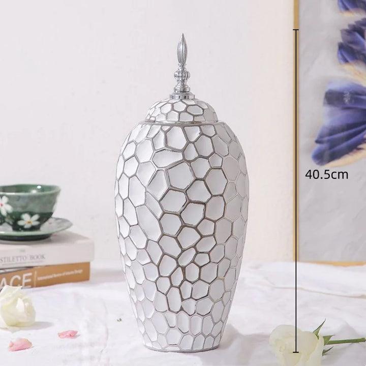 Wazon ceramiczny ze złotym akcentem, tworzący elegancką atmosferę w salonie, luksusowa dekoracja.