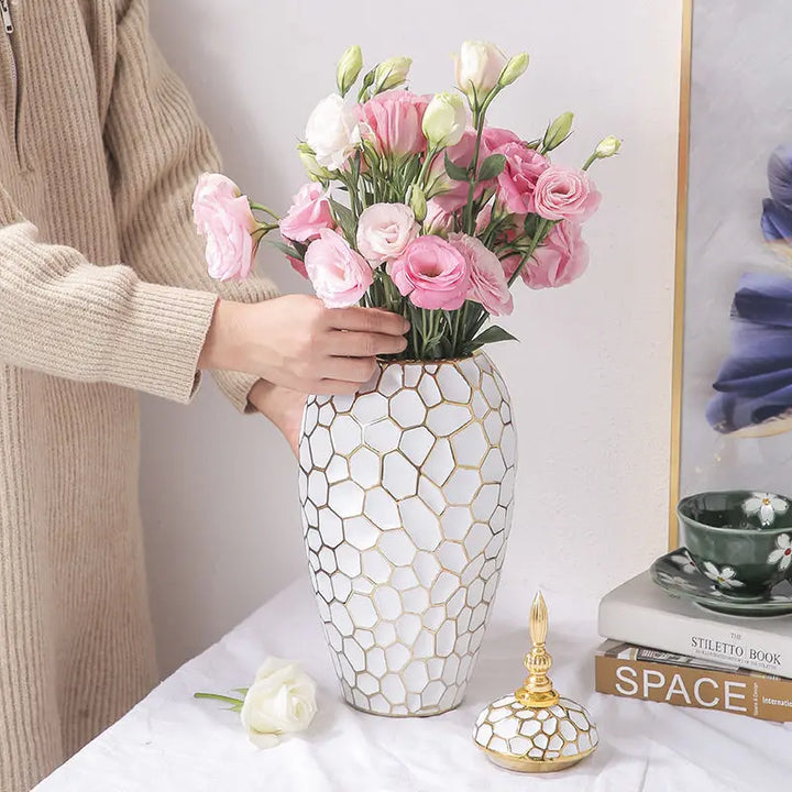 Biały ceramiczny wazon ze złotym zdobieniem, stylowa i luksusowa dekoracja do salonu.