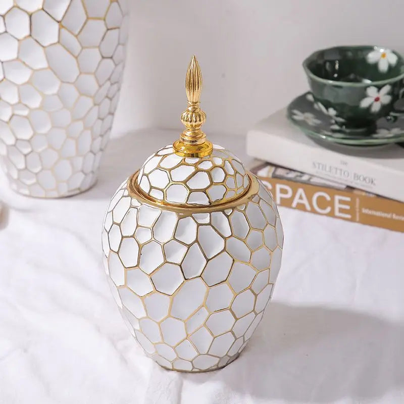 Luksusowy wazon ceramiczny ze złotym designem, idealna ozdoba do eleganckiego domu.