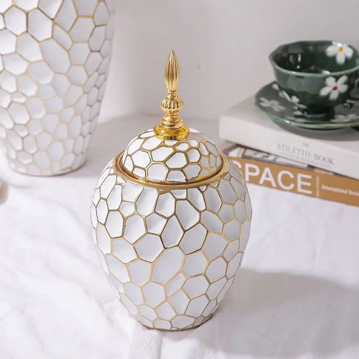 Luksusowy wazon ceramiczny ze złotym designem, idealna ozdoba do eleganckiego domu.