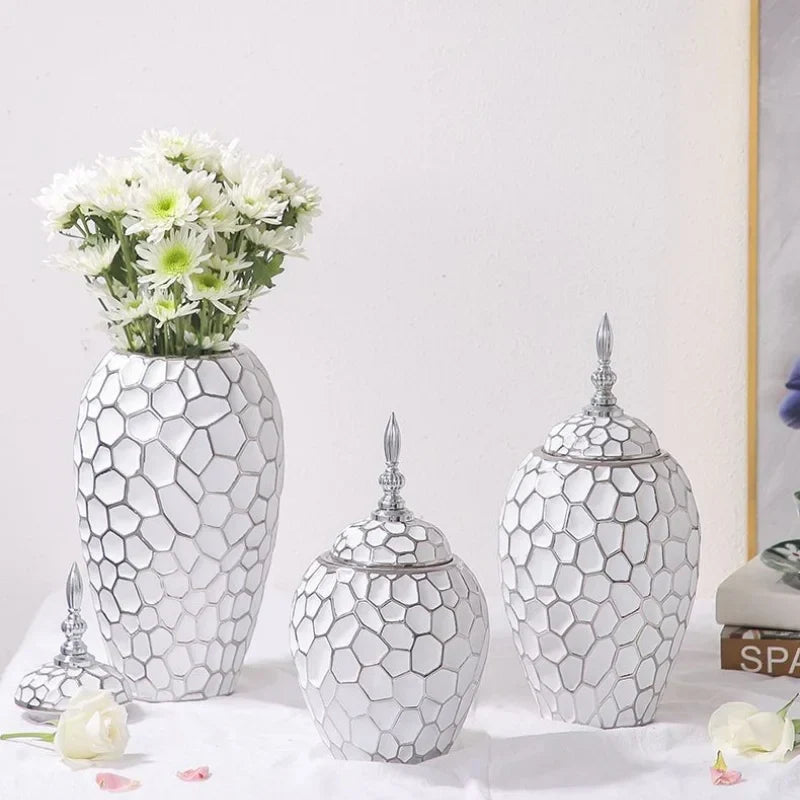 Stylowy wazon ceramiczny ze złotym detalem, gotowy na kwiaty, dekoracja wnętrz i design.