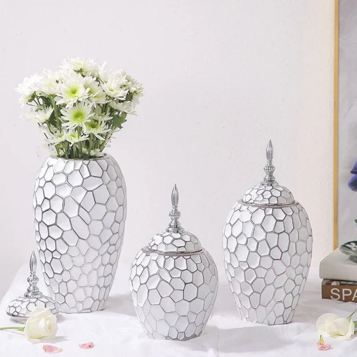 Stylowy wazon ceramiczny ze złotym detalem, gotowy na kwiaty, dekoracja wnętrz i design.