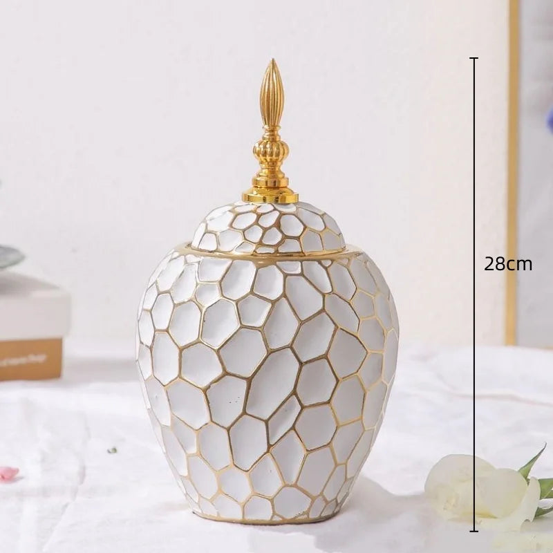 Wazon ceramiczny ze złotym brzegiem, idealny do prezentacji bukietów, ozdoba domu.
