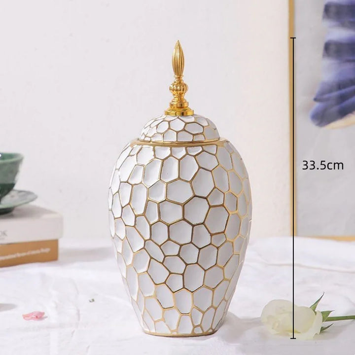 Nowoczesny design ceramicznego wazonu ze złotym akcentem, luksusowa dekoracja wnętrza.