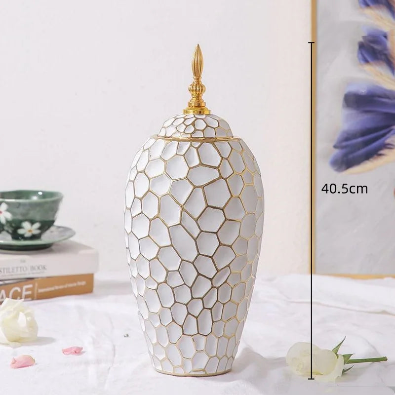 Elegancki wazon ceramiczny z złotym zdobieniem, doskonały pomysł na prezent do nowego domu.